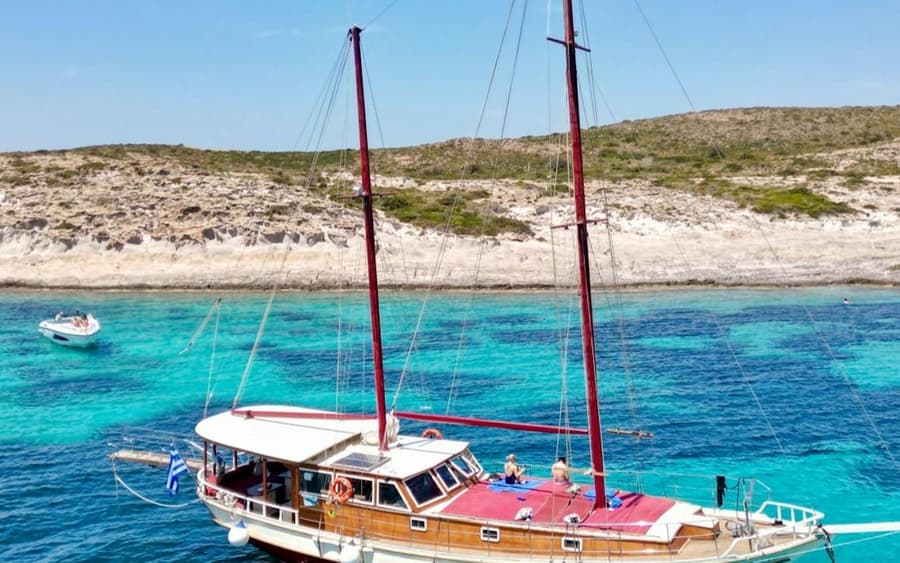 Antiparos, Blue Lagoon & Despotiko: Full-Day Cruise + Lunch + Drinks