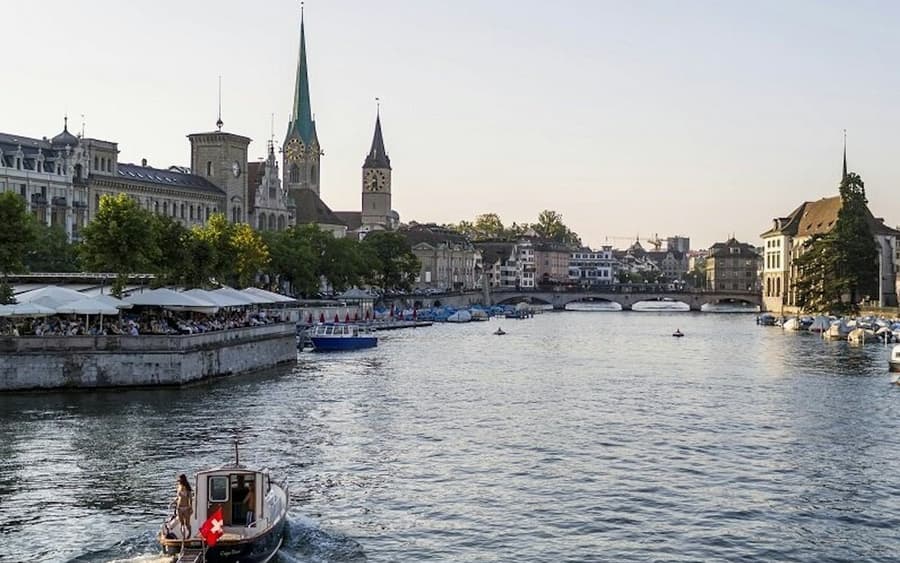 Zurich: Guided Old Town Walking Tour + Lake Cruise + Optional FIFA Museum Entry