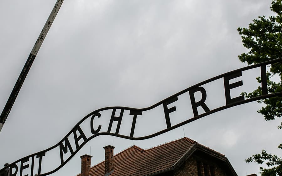 Auschwitz-Birkenau: Guided Tour + Private Transfer