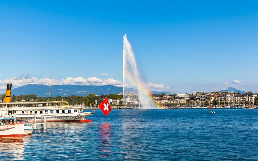 Full-Day Guided Tour of Lake Geneva with Chaplin’s World & Chillon Castle