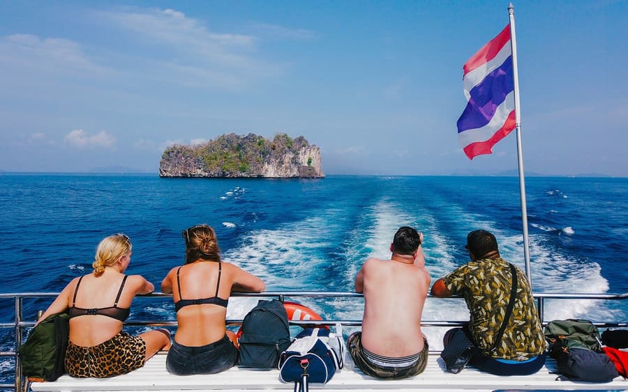 Din Krabi: Tur de o zi cu snorkeling pe Insula Phi Phi, Golful Maya și Insula Bamboo cu barca rapidă