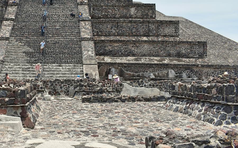 Teotihuacán Pyramids & Shrine of Guadalupe: Day Tour with Lunch