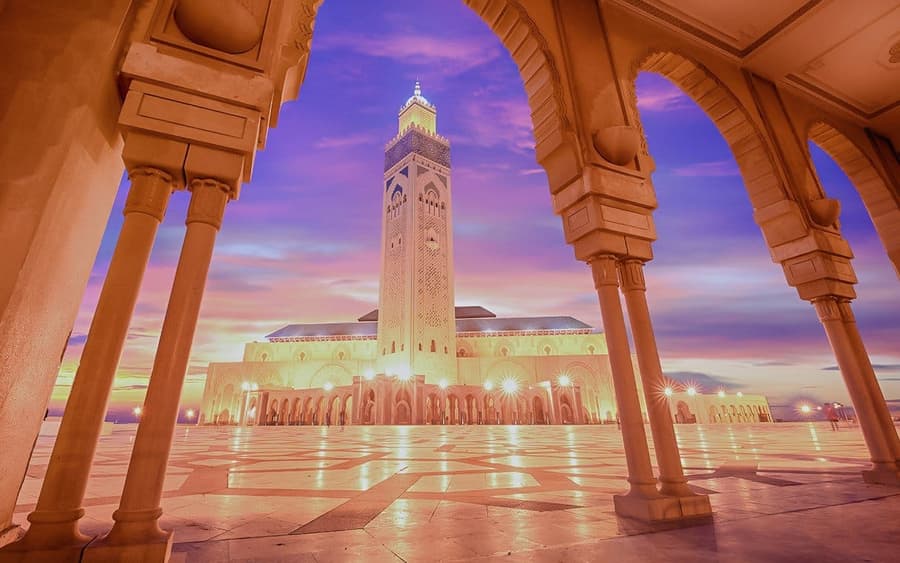 Casablanca City & Hassan II Mosque Night Tour with Traditional Moroccan Dinner