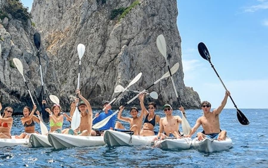 Passeio de Caiaque em Capri: Grutas e Praias