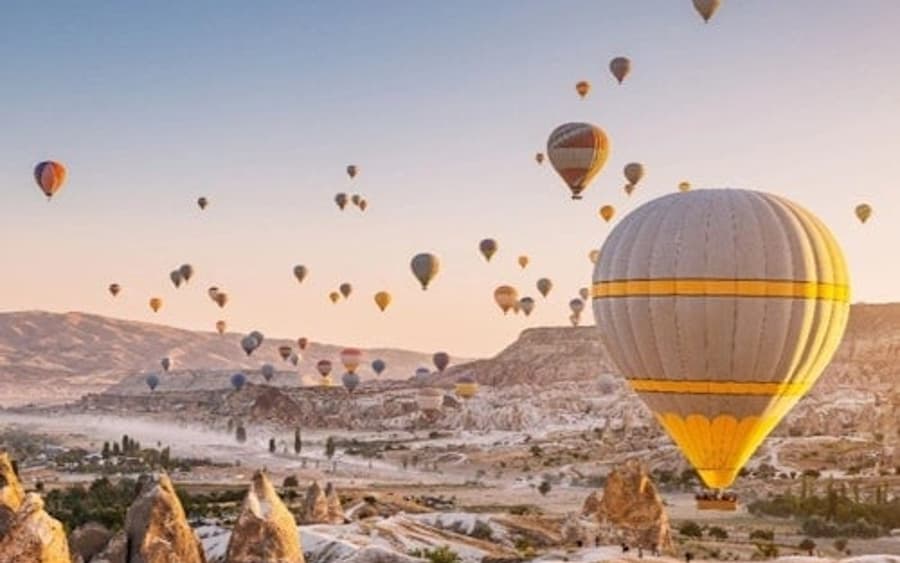 كابادوكيا: رحلة منطاد الهواء الساخن خلال شروق الشمس