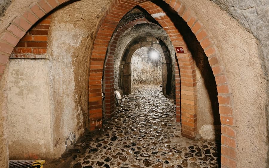 Pilsen: Tour Histórico Subterrâneo com uma Cerveja