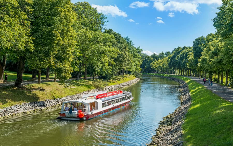 Stockholm: Royal Bridges & Canal Boat Tour with Audio Guide