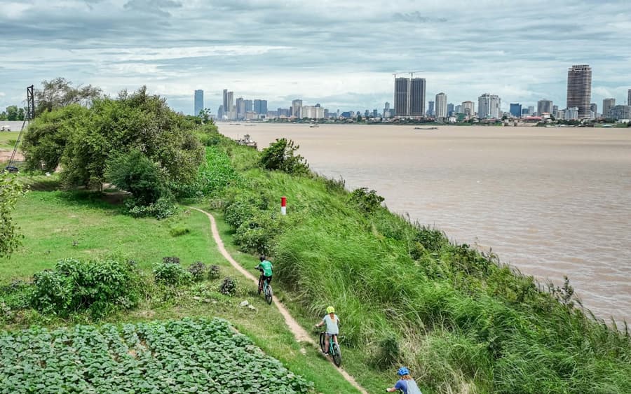 Phnom Penh: Bike and Boat Sunset Guided Tour + Transfers