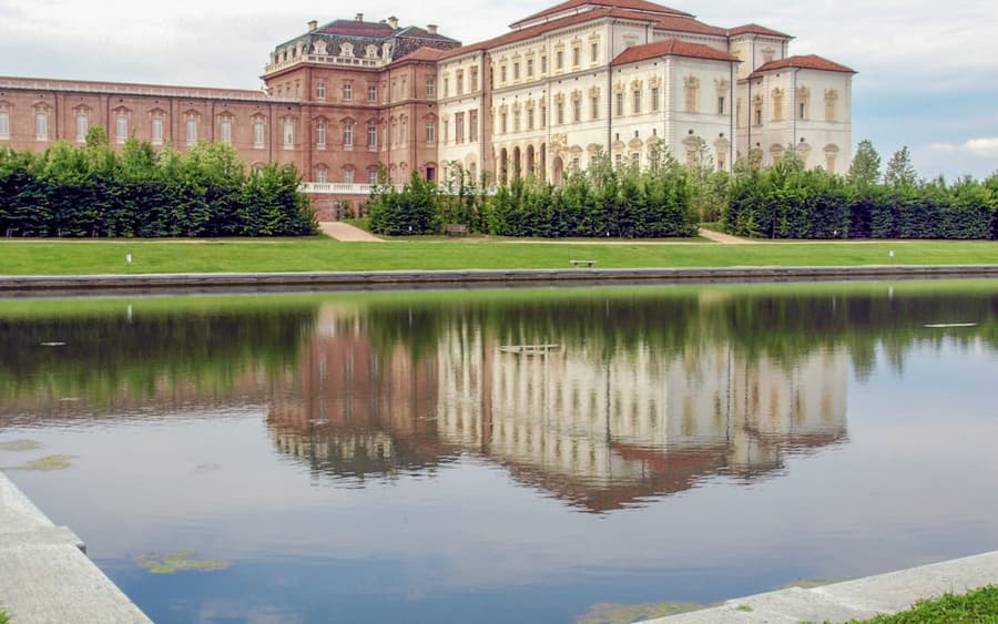 Turin: Royal Palace of Venaria Reale: Skip the Line + Hop-on Hop-off Bus Tour