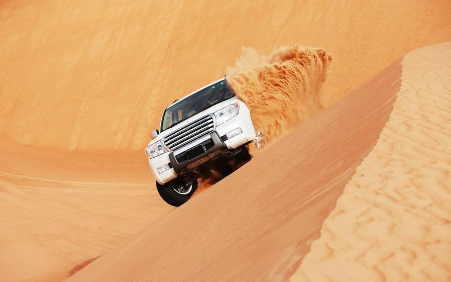 Doha Desert Safari con Gita in Cammello: Dune Bashing, Sandboarding & Inland Sea