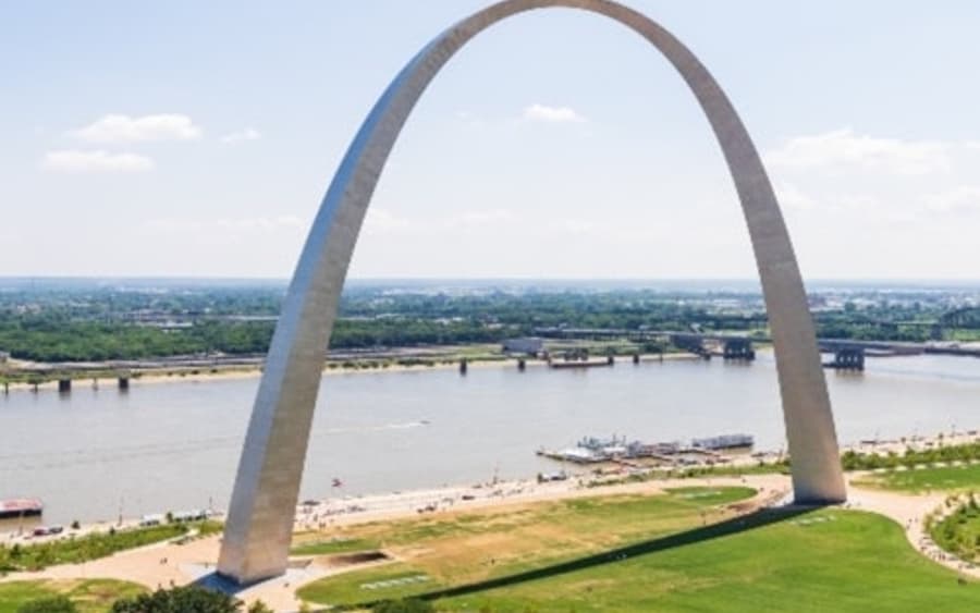 St. Louis: Tur de Oraș în Grup Mic + Intrare la Gateway Arch + Croazieră pe Râu