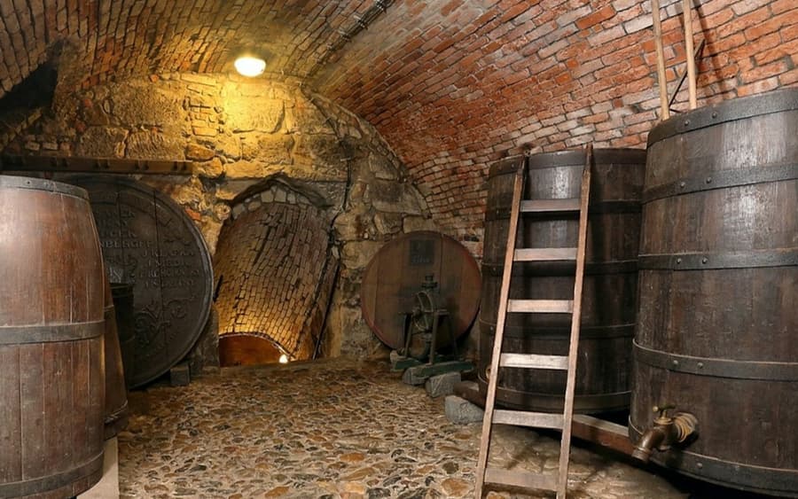 Pilsen: Entrada para o Museu da Cervejaria com uma Taça de Cerveja