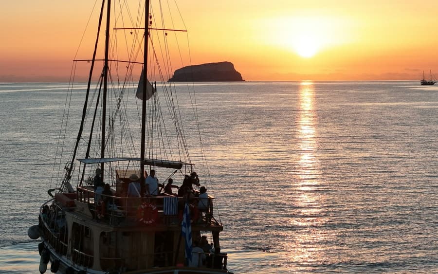 Santorini: Sunset Cruise