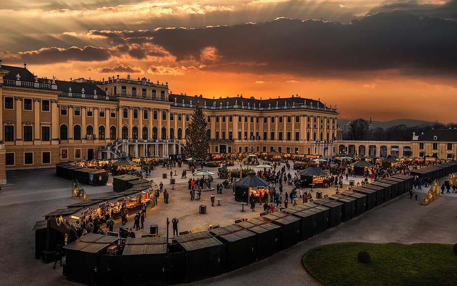 Schönbrunn Palace: Mozart & Strauss Concert & Christmas Market