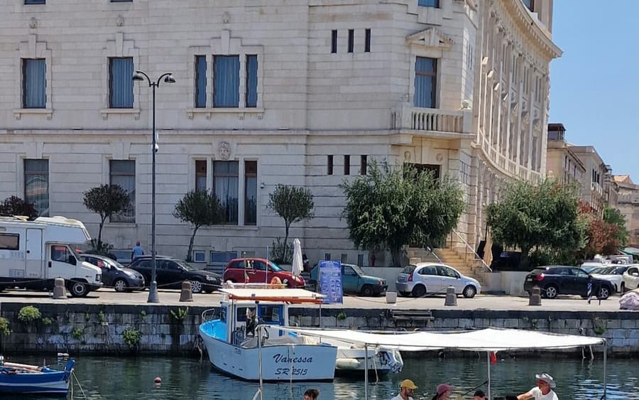 Ortigia: Guided Boat Tour + Snorkeling + Swim + Drinks