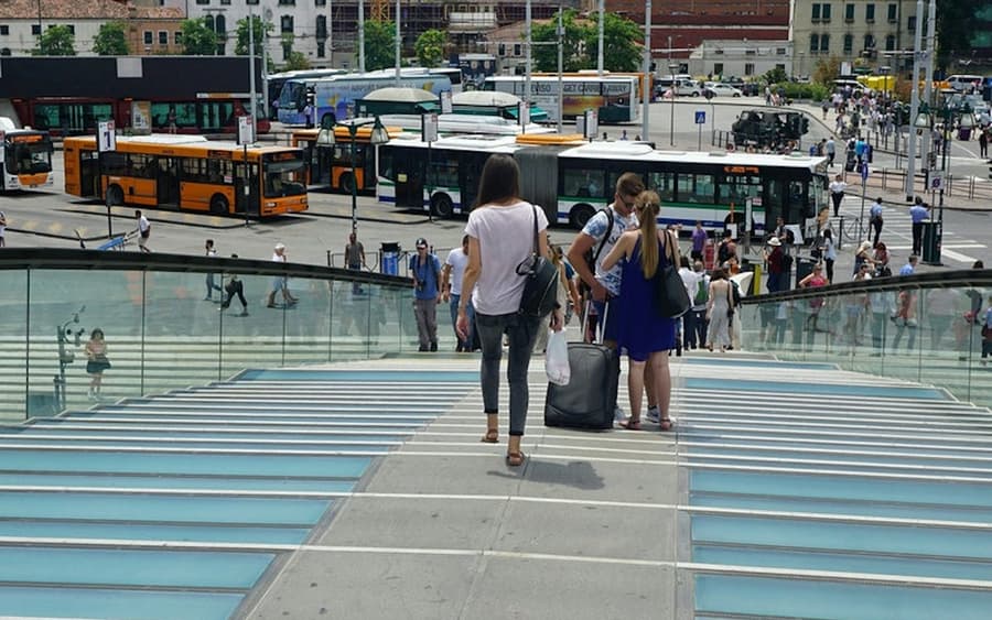 Venice: Shuttle Bus Transfer from Treviso Canova Airport to Venice