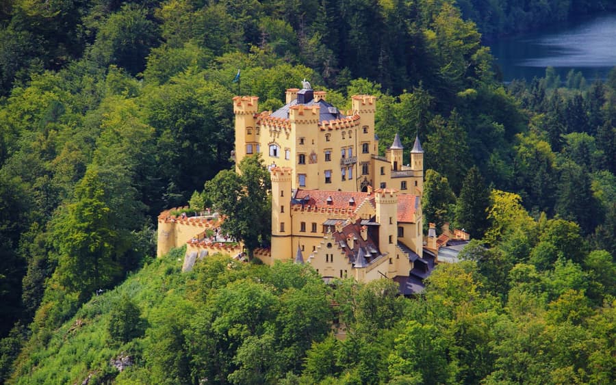Münih'ten Neuschwanstein ve Linderhof Şato Alanları Özel Rehberli Turu