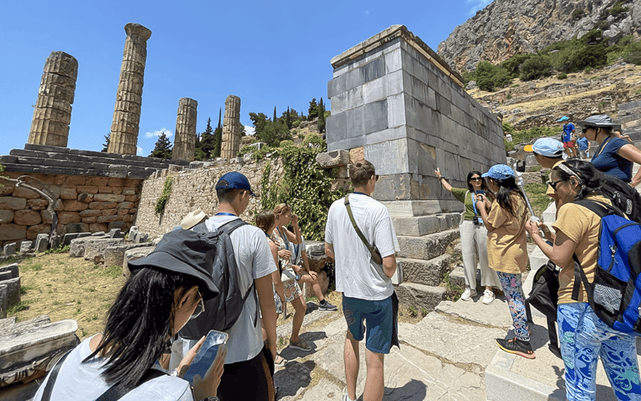 Từ Athens: Chuyến Đi Trong Ngày Nhóm Nhỏ Đến Delphi & Arachova cùng Vé Vào Cổng