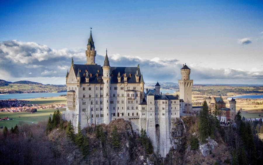 Prémium vezetett túra a Neuschwanstein Kastélyhoz és a Linderhof Palotához Münchenből transzferekkel és belépőjegyekkel