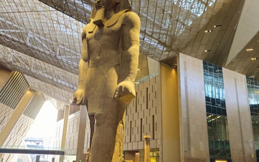 Museu Egípcio Grandioso: Entrada + Tour Guiado Opcional e Transferência