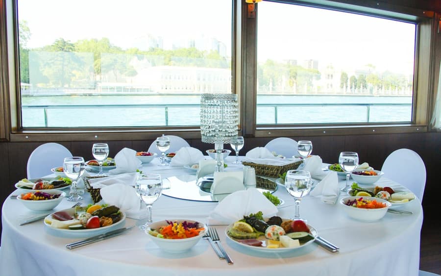 Creuer amb dinar de 2 plats pel Bòsfor i el Mar Negre amb oportunitat de nedar