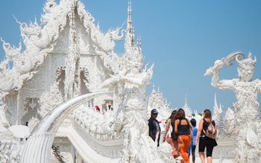 Chiang Rai: Wycieczka z przewodnikiem po świątyniach z Chiang Mai z gorącymi źródłami i wioską plemienną