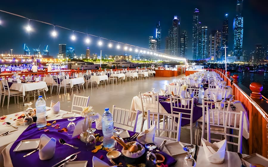 Dubain Marinasta: 2 tunnin ylellinen Dhow-illallisristeily, sisältäen 5 tähden illallisen, viihdettä ja rajattomasti juomia