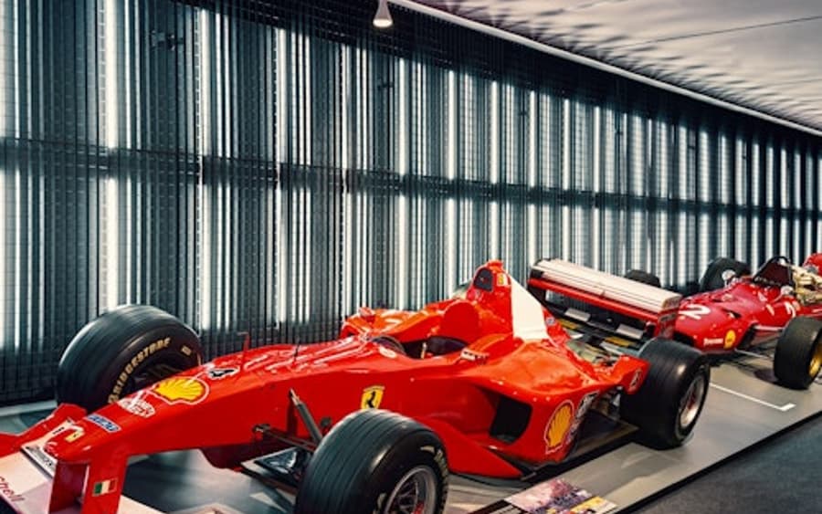 Enzo Ferrari-museet + Ferrari-museet i Maranello + F1-simulator