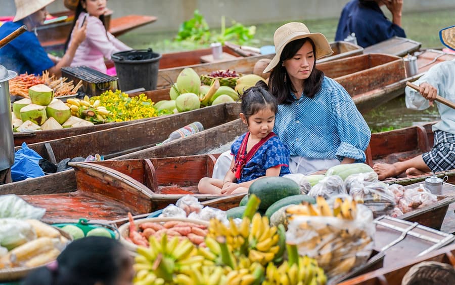 Heldagstur med guide til Damnoen Saduak flytende marked og Maeklong togbankmarked