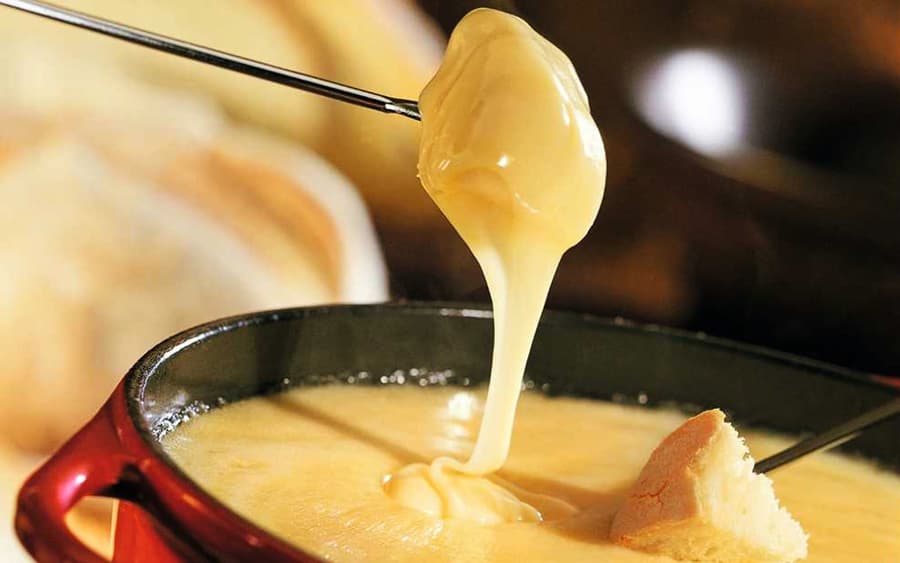 Evening Tour of Zürich with Gourmet Dinner & Cheese Fondue