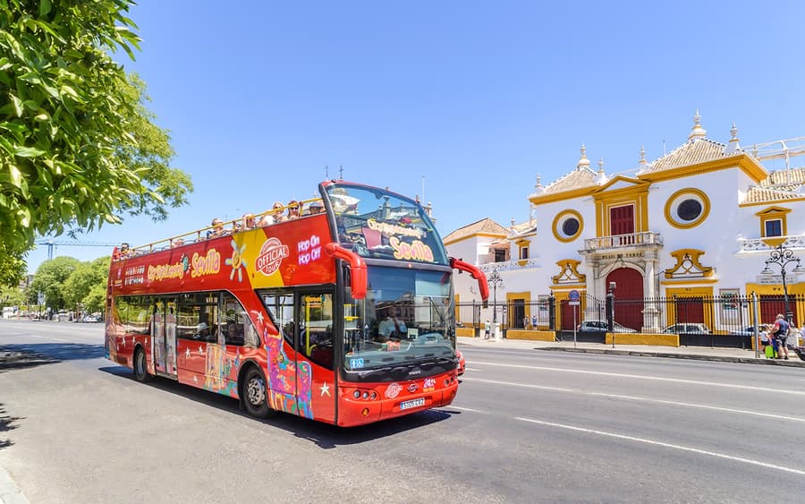 Stadtrundfahrt: Sevilla Hop-on-Hop-off-Bustour mit geführten Touren und Zugang zu Museen