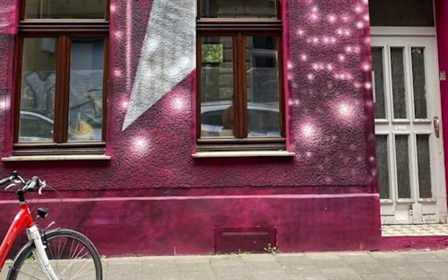 Tur cu bicicleta pe urmele artei stradale din Köln (în limba engleză)