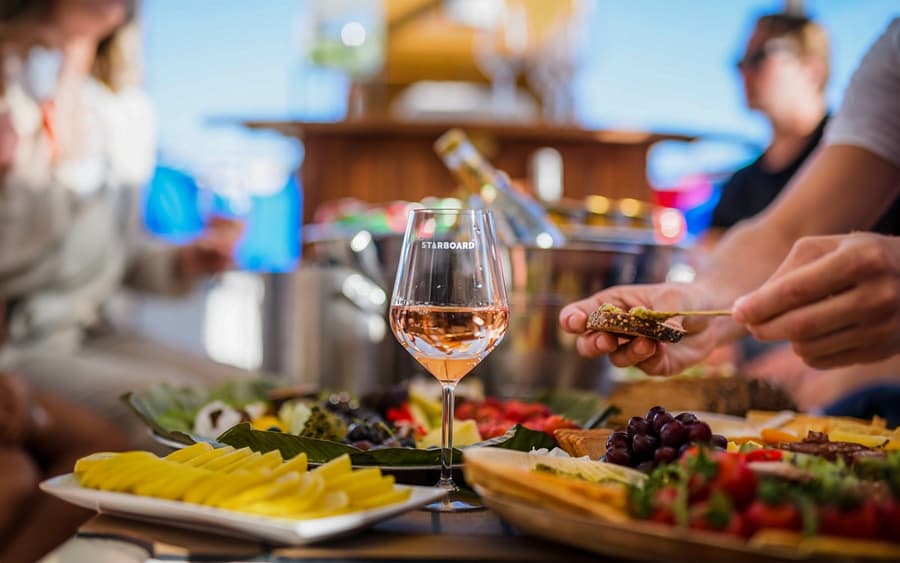 Amsterdam: Wisata Pesiar Mewah dengan Pilihan Minuman Tanpa Batas