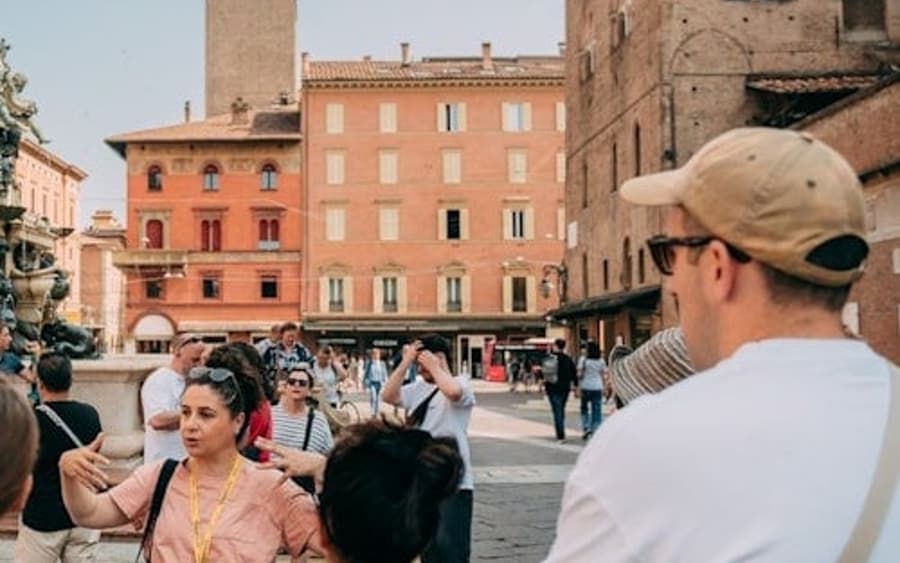 Bologna: Průvodcová procházka + vstup do Archiginnasia a hodinové věže