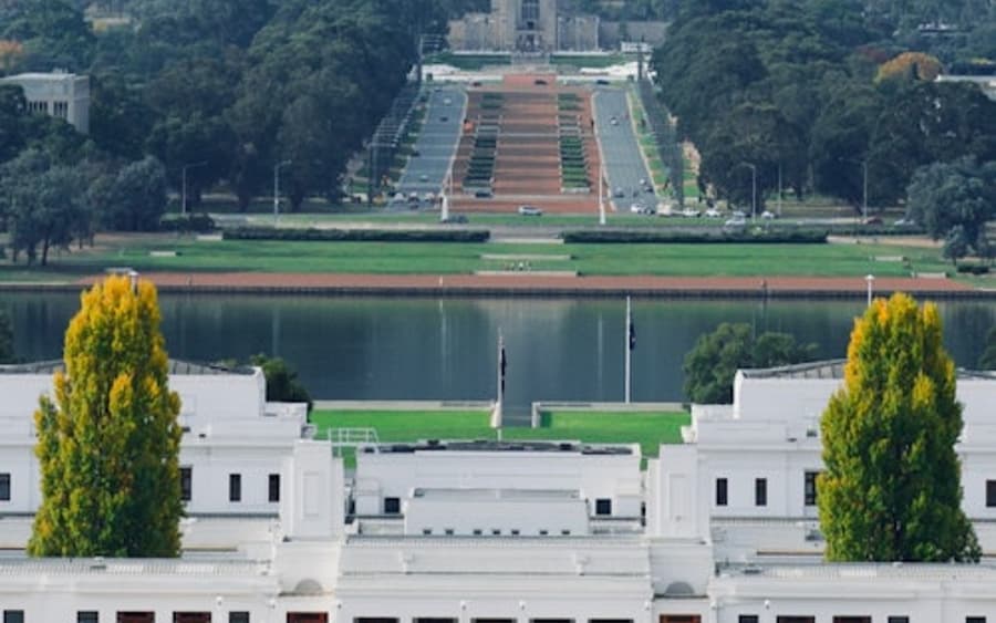 Canberra: Guided Tour + Roundtrip Transfer