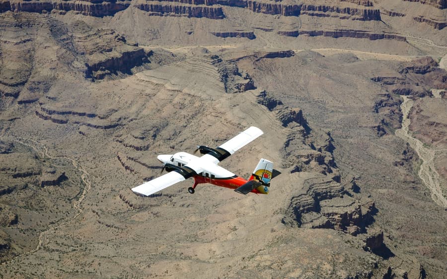 70 perces repülős túra Las Vegasból a Grand Canyon Westhez, helikopteres leszállással a kanyon fenekére és pontonhajózással