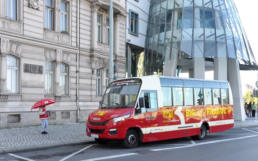 Velký autobus: Praha - projížďka autobusem s možností vystoupit a nastoupit s volitelnou plavbou po řece Vltavě