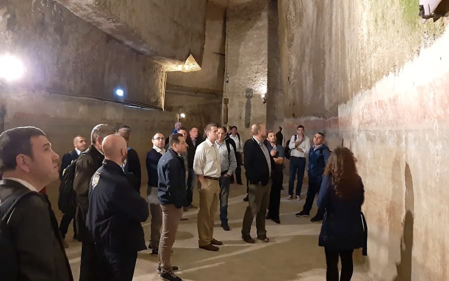 Vé vào cửa không chờ đợi và tour hướng dẫn dưới lòng đất Naples