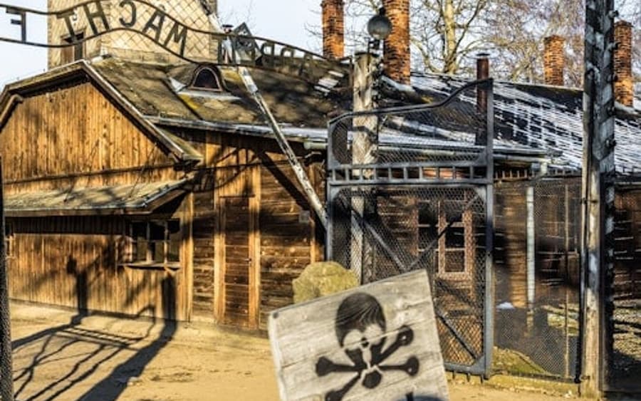 Auschwitz-Birkenau: Guided Tour + Roundtrip from Warsaw