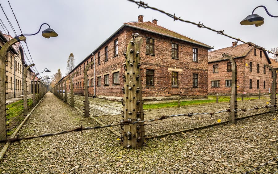 Tur Wisata Auschwitz-Birkenau dengan Pemandu termasuk Makan Siang & Antar-Jemput Hotel dari Pusat Krakow