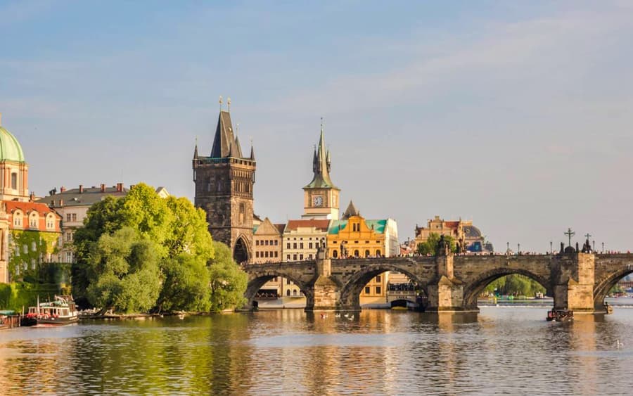 1hodinová panoramatická vyhlídková plavba po Praze s online audio průvodcem