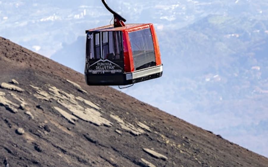Etna-bjerget: Prioritetsbillet til svævebanen + 4x4 bustur