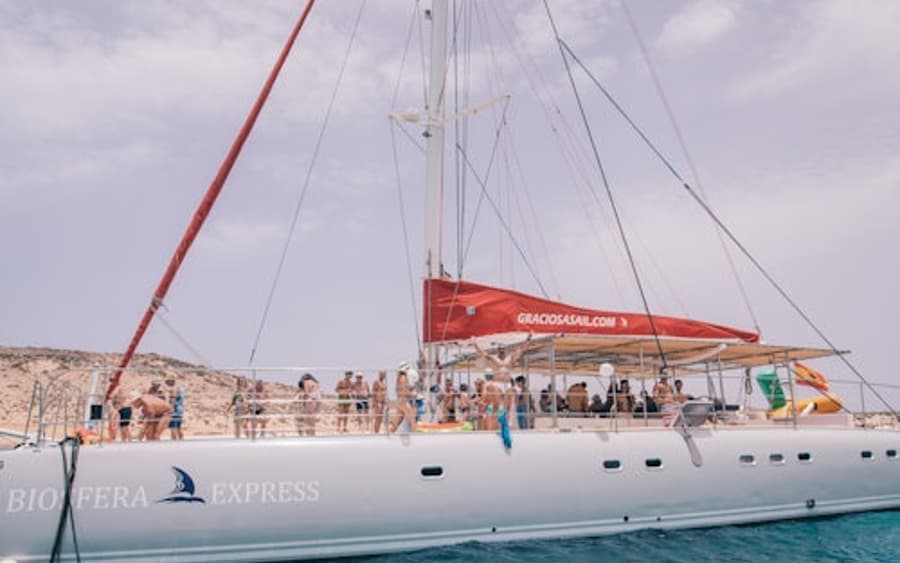 La Graciosa: Catamaran Tour + Lunch + Roundtrip Ferry from Lanzarote