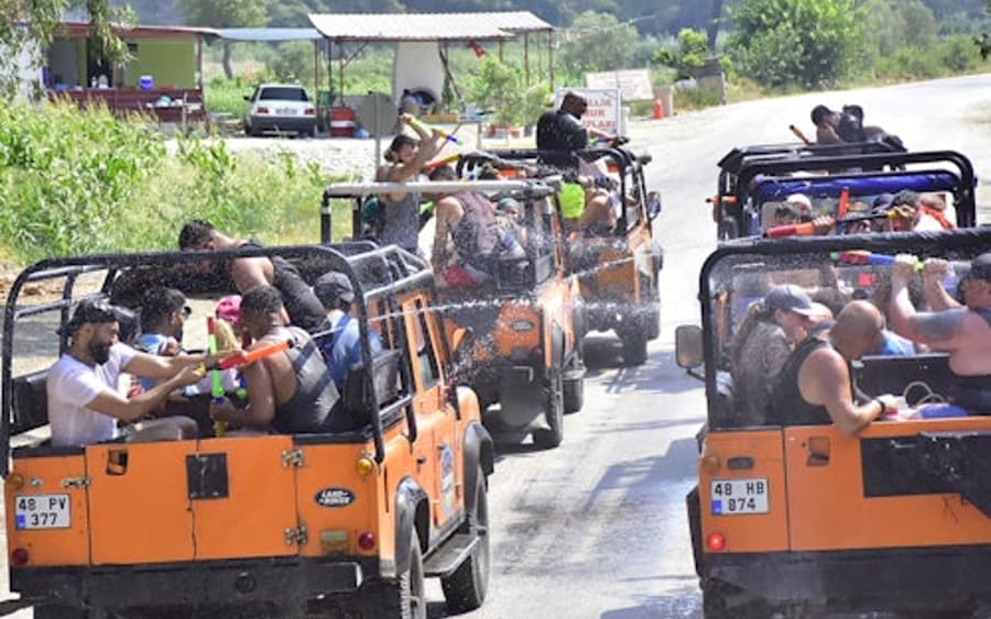 Montañas Tauro y Yumaklar: Aventura en Safari en Jeep desde Antalya