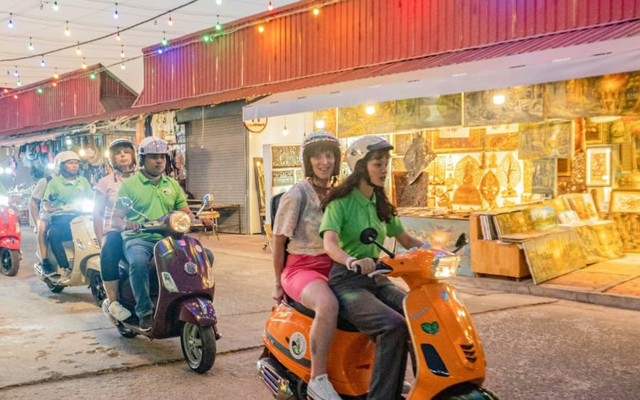 Phnom Penh: Guided Evening Vespa Food Tour + Transfer