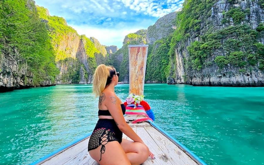 Phi Phi Islands: Boat Tour + Roundtrip Transfer from Khao Lak