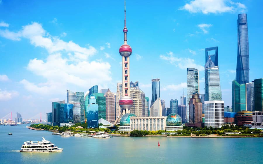 东方明珠电视塔与黄浦江游船