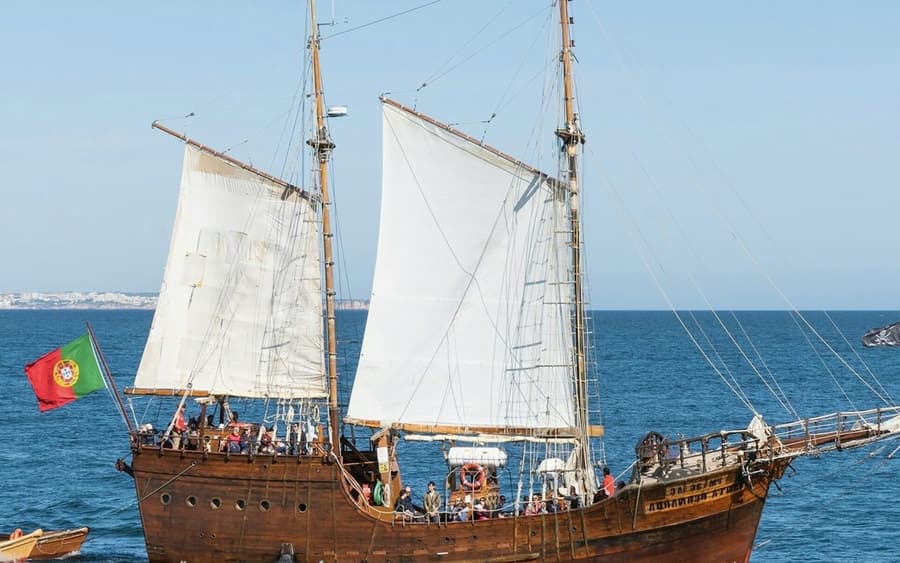 Benagil: Pirate Ship Morning Caves Cruise