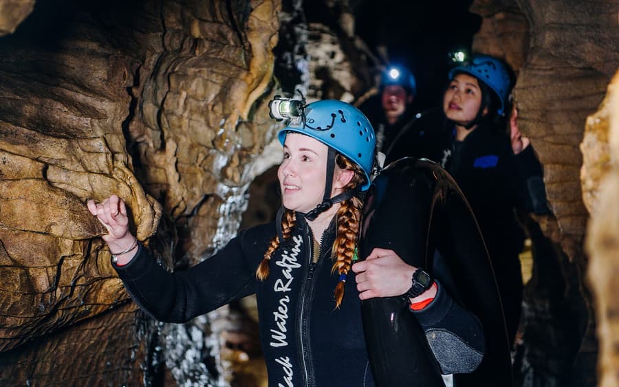 Experiența ghidată de rafting cu apă neagră în Peștera Ruakuri