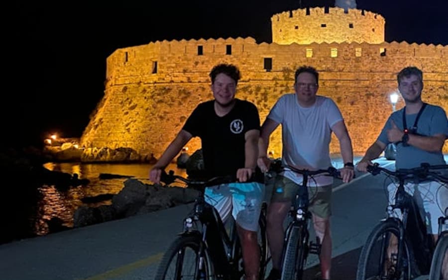 Rhodes : Visite Gastro à vélo électrique dans la Vieille Ville de nuit + Boisson & Mezzé Grec